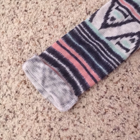 Long sleeved lace bottomed shirt. - Picture 2 of 4